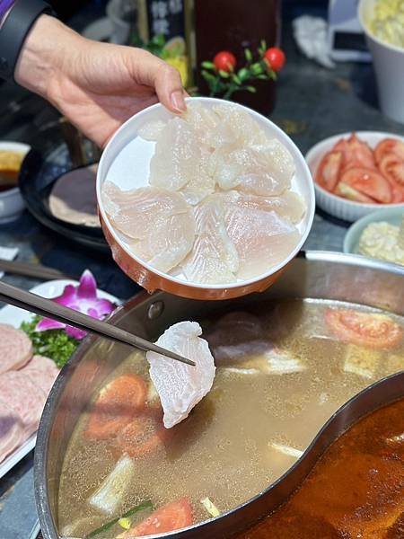 [台北美食] 老撈麻辣火鍋鴛鴦火鍋 中藥川式麻辣鍋 黃仁勳美