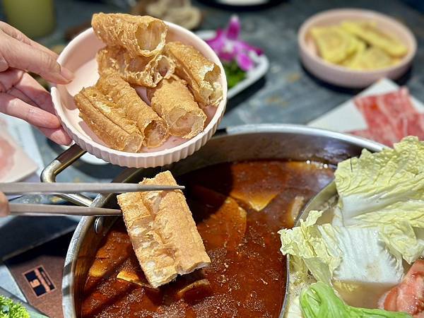 [台北美食] 老撈麻辣火鍋鴛鴦火鍋 中藥川式麻辣鍋 黃仁勳美