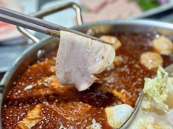 [台北美食] 老撈麻辣火鍋鴛鴦火鍋 中藥川式麻辣鍋 黃仁勳美