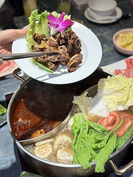 [台北美食] 老撈麻辣火鍋鴛鴦火鍋 中藥川式麻辣鍋 黃仁勳美