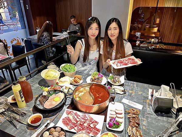 [台北美食] 老撈麻辣火鍋鴛鴦火鍋 中藥川式麻辣鍋 黃仁勳美