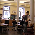 市區圖書館就位在大樓很多門中的一間
