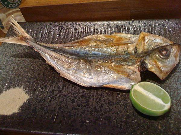 烤竹莢魚，這種魚就是要用這種最簡單的料理方式才最好吃～～