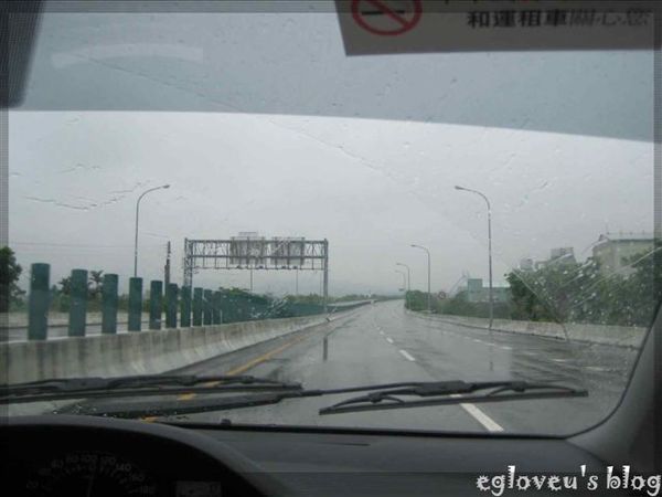 往獅潭的路上，外面在下大雨哦