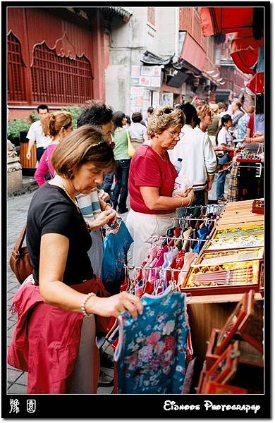 豫園外頭買東西的外國人