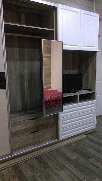 台南安南店提供&rarr;穿衣鏡&rarr;平時隱藏收納於衣櫃