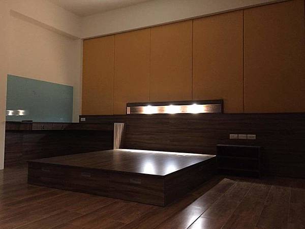 台南安南店提供-陳公館主臥+可寫字的藍色強化烤漆玻璃+隱藏式上掀鏡櫃花妝台