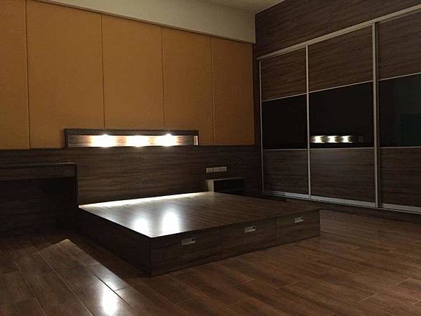 台南安南店提供-陳公館主臥-多功能收納床+鋁框拉門衣櫃+主人最愛的黃金色軟墊床頭背牆