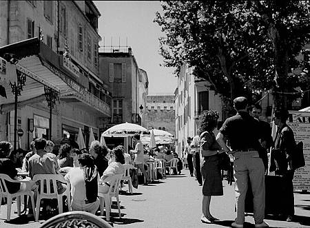 800px-France_Arles_Place_du_Forum_07_1990