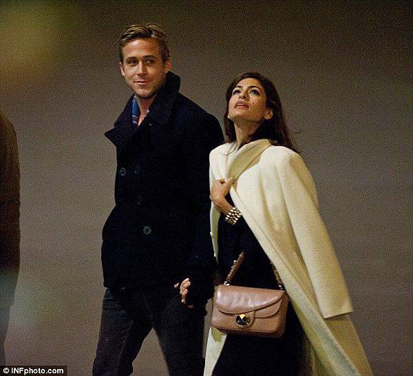 ryan-gosling-eva-mendes-eiffel-tower