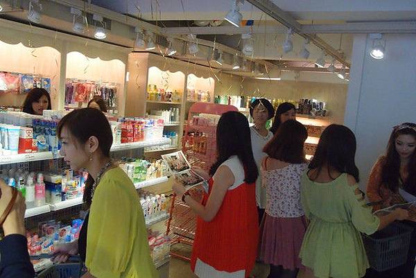 媽啊---一群正妹在86小舖士林店玩瘋了!! (26).jpg