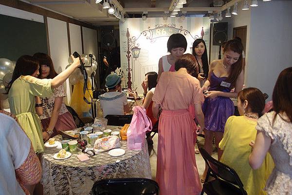 媽啊---一群正妹在86小舖士林店玩瘋了!! (44).jpg