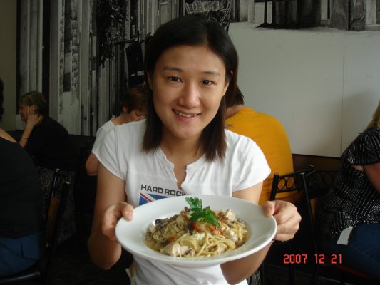 Yvonne 吃雞肉磨茹.JPG