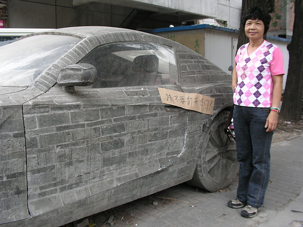 傳統婦人與現代汽車