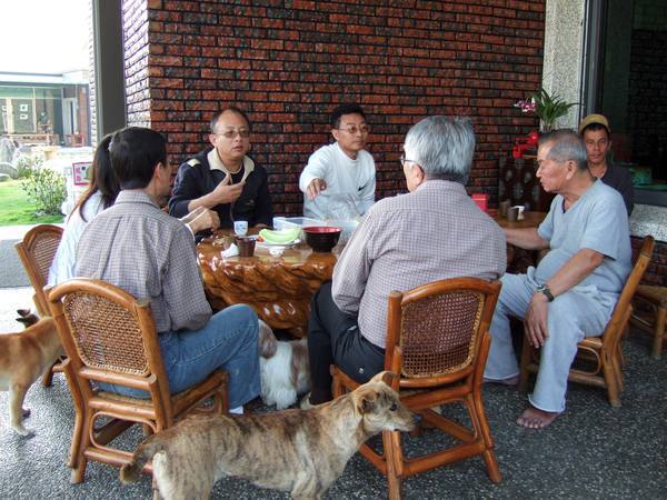 而且養了五隻不一樣品種的狗