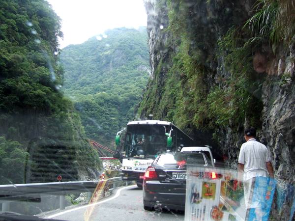 山路上錯車，超恐怖的！