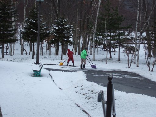 遠方有人正努力鋤雪中