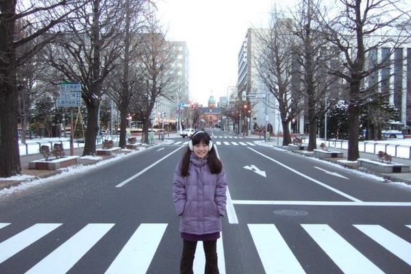 路上都沒車耶~ 看我在大馬路中央撒野