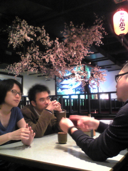 隔壁桌在櫻花樹下討論人生大事