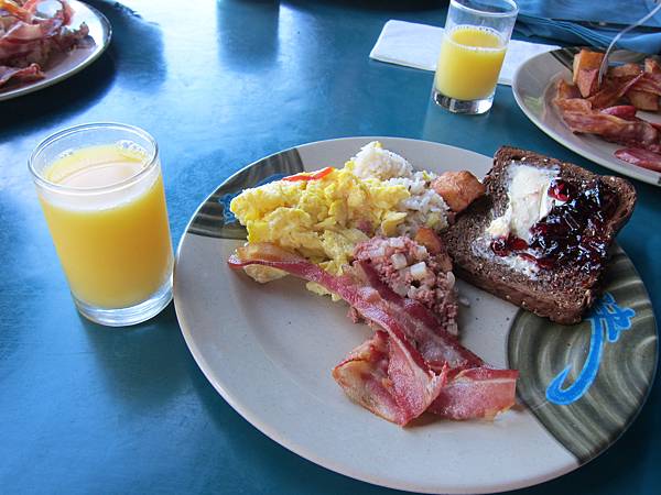 早餐：柳橙汁、火腿、碎肉、炒蛋、吐司