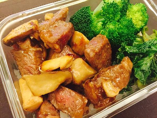 苡璉私廚 愛妻便當 奶油牛肉 胡麻醬拌花椰菜 炒青菜 雪花台湾 苡璉私廚 愛妻便當 奶油牛肉 胡麻醬拌花椰菜 炒青菜 雪花台湾