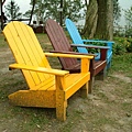 隨處可見的鮮豔木椅