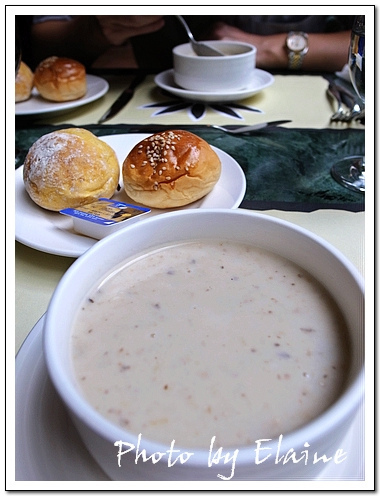 奶油蘑菇湯和手工麵包