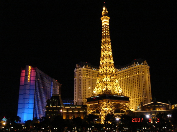 Las Vegas─小巴黎鐵塔!