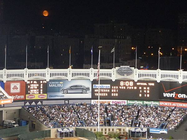 Moon over the Yankee Stadium.JPG