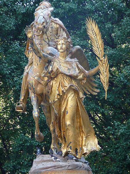 Statute at the South of Central Park.JPG
