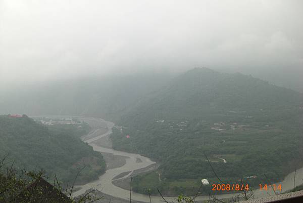 雨霧中的陽台山水