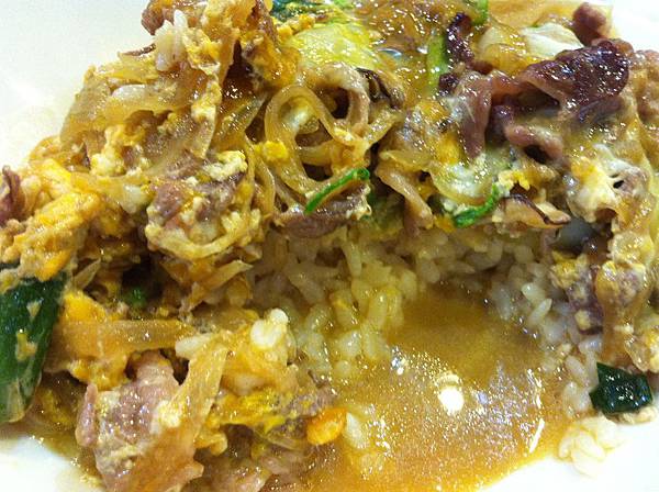閃耀的湯汁的牛丼.料飯比1:1(其實料應該有因該多於飯)
