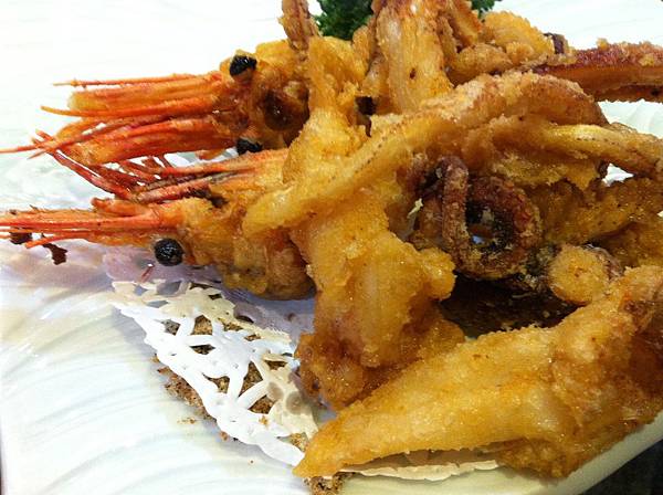 今天老闆送炸蝦與小卷(因為理專J是熟客)