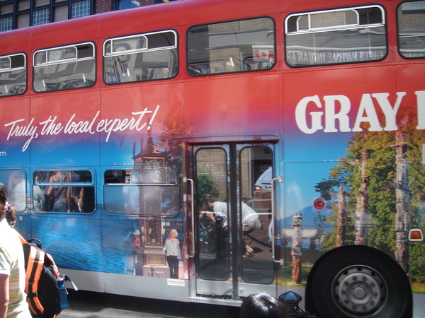 蓋斯鎮街上的觀光巴士