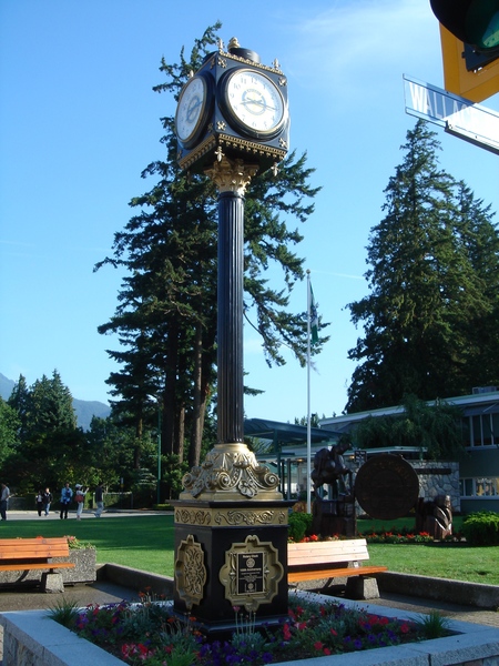 希望鎮 -- 市政府斜前方的Rotary Clock