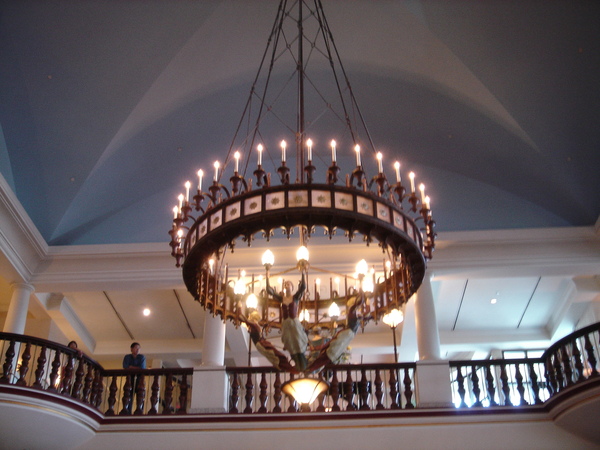 露易絲湖湖濱城堡飯店內的吊燈，聽說是全世界最貴的