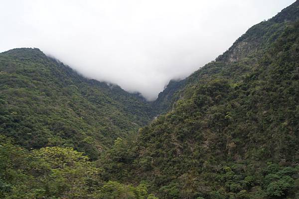 雲霧繞山