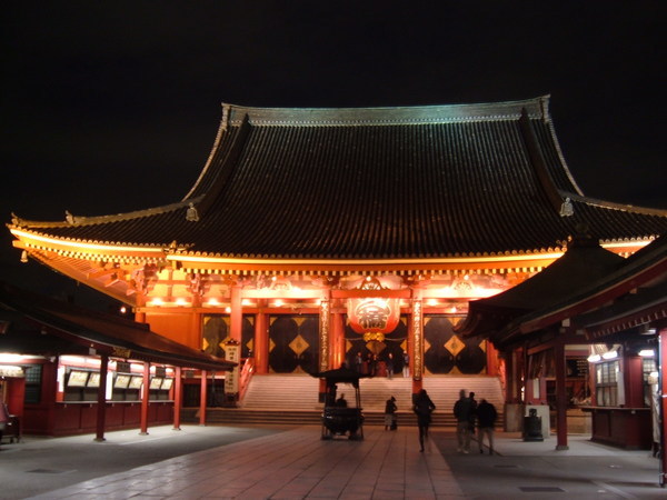 回程繞到淺草寺 想看看夜景