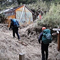 巴紗拉雲山屋屋頂已毀損, 不適合居住