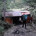 16:55抵達霸南山屋, 因為在稜線的緣故風非常大, 進到山屋開始狂煮熱水泡杏仁茶給大家暖暖身子, 大家今天都累壞了