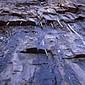 霸基岩壁上的冰柱,我突然想起冰原歷險記中劍虎被冰柱一柱斃命的畫面,有點想閃尿...