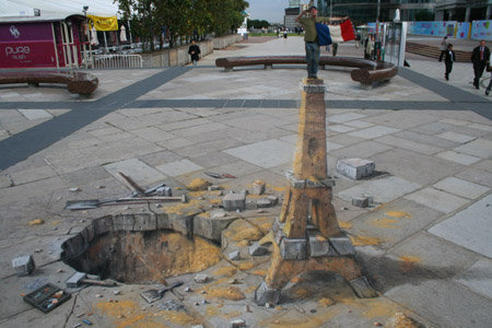 Julian Beever.[或稱地瀝青路繪畫] 的靈魂人物.png