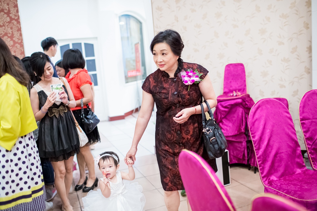 2016-10-30-18h24m59.jpg 婚攝尹林,婚攝阿斌師,婚禮紀錄,北部婚攝,中部婚攝,南部婚攝,台北婚攝,台北婚禮紀錄,台中婚攝,台中婚禮紀錄,台南婚攝,台南婚禮紀錄,高雄婚攝,高雄婚禮紀錄,台東婚攝,雲林婚攝,虎尾婚攝,優質婚攝,口碑婚攝,結婚,訂婚,教堂婚禮,教會婚禮,海外婚禮,weddingday,非常婚禮,潮州聞香閣
,結婚,晚宴,浪漫進場,開心大合照
2016-10-30-18h24m59.jpg