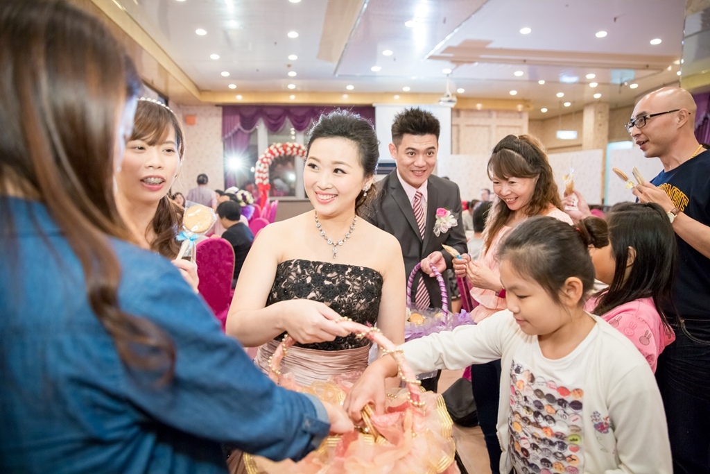 2016-10-30-19h32m58.jpg 婚攝尹林,婚攝阿斌師,婚禮紀錄,北部婚攝,中部婚攝,南部婚攝,台北婚攝,台北婚禮紀錄,台中婚攝,台中婚禮紀錄,台南婚攝,台南婚禮紀錄,高雄婚攝,高雄婚禮紀錄,台東婚攝,雲林婚攝,虎尾婚攝,優質婚攝,口碑婚攝,結婚,訂婚,教堂婚禮,教會婚禮,海外婚禮,weddingday,非常婚禮,潮州聞香閣
,結婚,晚宴,浪漫進場,開心大合照
2016-10-30-19h32m58.jpg