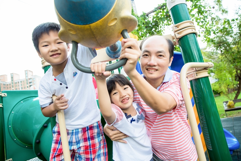 【 高雄全家福拍攝 | 全家福攝影 】幸福來了 By 尹林攝影 阿斌師,全家福,到府拍攝,高雄美術館,戶外,親子寫真,拍小孩,周年紀念,周歲紀念