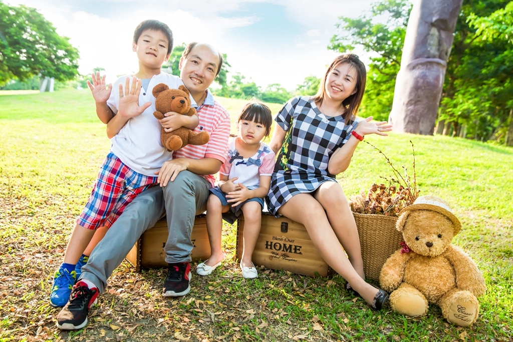 【 高雄全家福拍攝 | 全家福攝影 】幸福來了 By 尹林攝影 阿斌師,全家福,到府拍攝,高雄美術館,戶外,親子寫真,拍小孩,周年紀念,周歲紀念