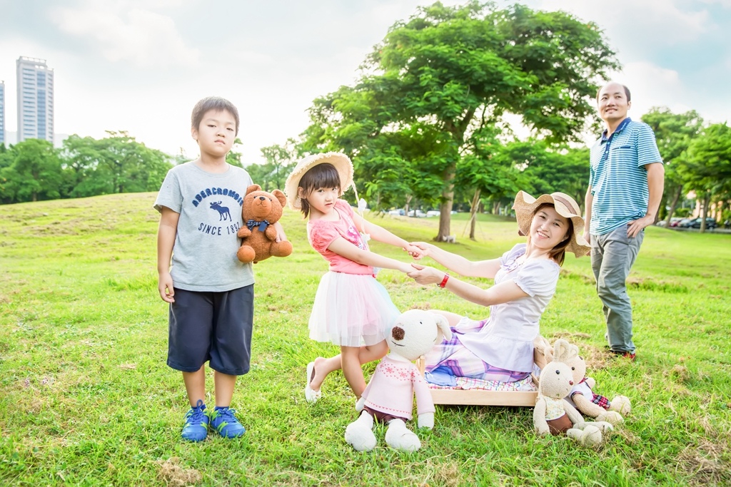 【 高雄全家福拍攝 | 全家福攝影 】幸福來了 By 尹林攝影 阿斌師,全家福,到府拍攝,高雄美術館,戶外,親子寫真,拍小孩,周年紀念,周歲紀念