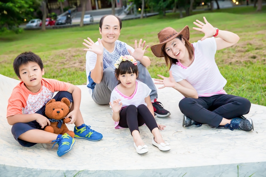 【 高雄全家福拍攝 | 全家福攝影 】幸福來了 By 尹林攝影 阿斌師,全家福,到府拍攝,高雄美術館,戶外,親子寫真,拍小孩,周年紀念,周歲紀念