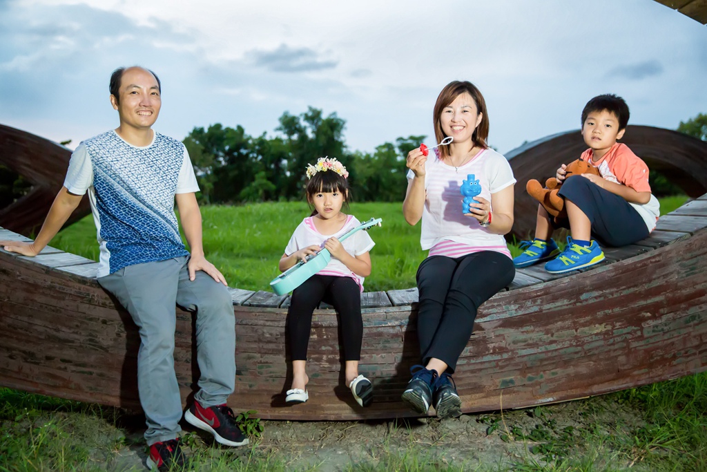 【 高雄全家福拍攝 | 全家福攝影 】幸福來了 By 尹林攝影 阿斌師,全家福,到府拍攝,高雄美術館,戶外,親子寫真,拍小孩,周年紀念,周歲紀念