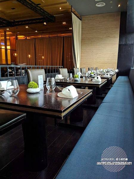 台北信義-[Just Grill] 信義誠品樓上，晶華酒店旗下品牌，靠窗座位美麗夜景，多彩沙拉吧菜色多樣新鮮美味，服務周到體貼，慶生聚會推薦牛排餐廳